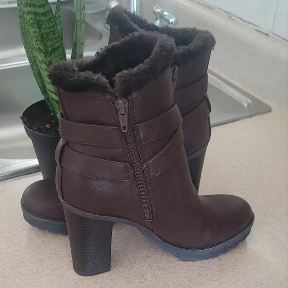 GUESS - Picture 3 of 4